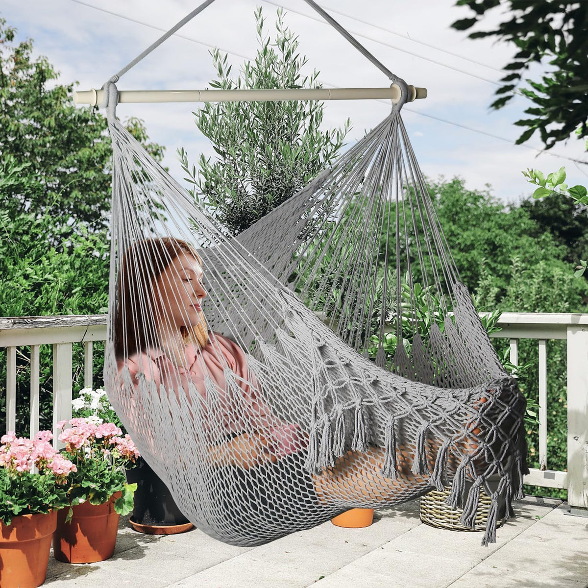 handwoven cotton rope hammock chair with metal spreader, package contents