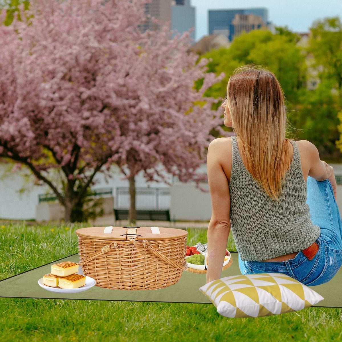 15" Cooler Picnic Basket with Blanket, Wooden Split Lid Picnic Basket