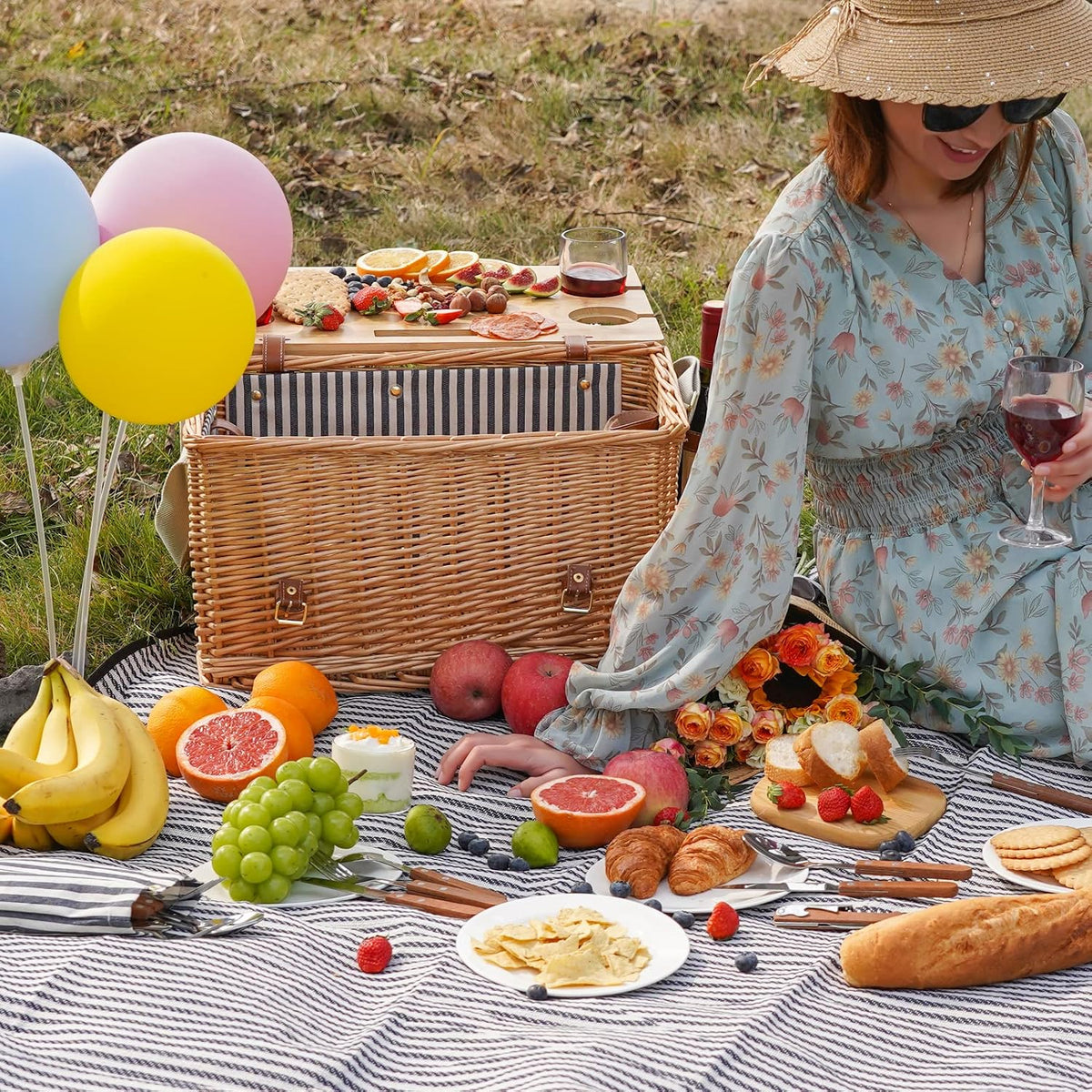 WILLOW WEAVE Wicker Picnic Basket for 4 with Wine Table - Stripe