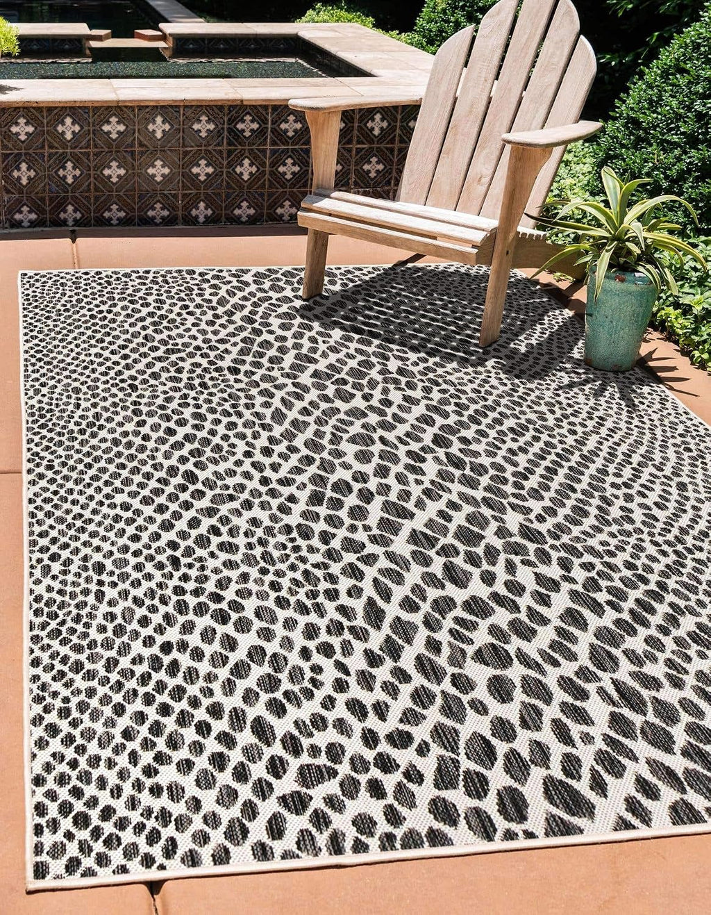 Unique Loom Outdoor Collection Area Rug - Cape Town (7' 10' x 10' Rectangle, Black/ Ivory)