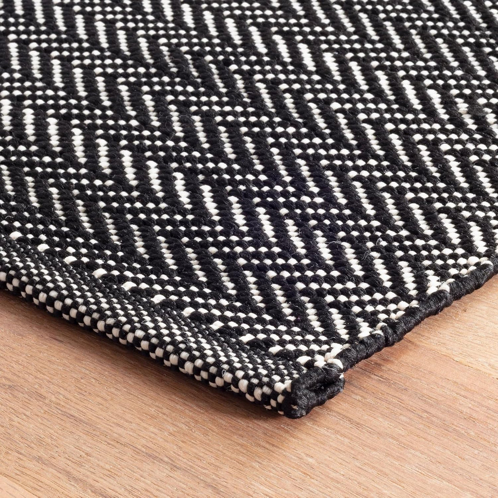 Dash & Albert Herringbone Black/Ivory Indoor/Outdoor Rug, 7'6"x9'6"