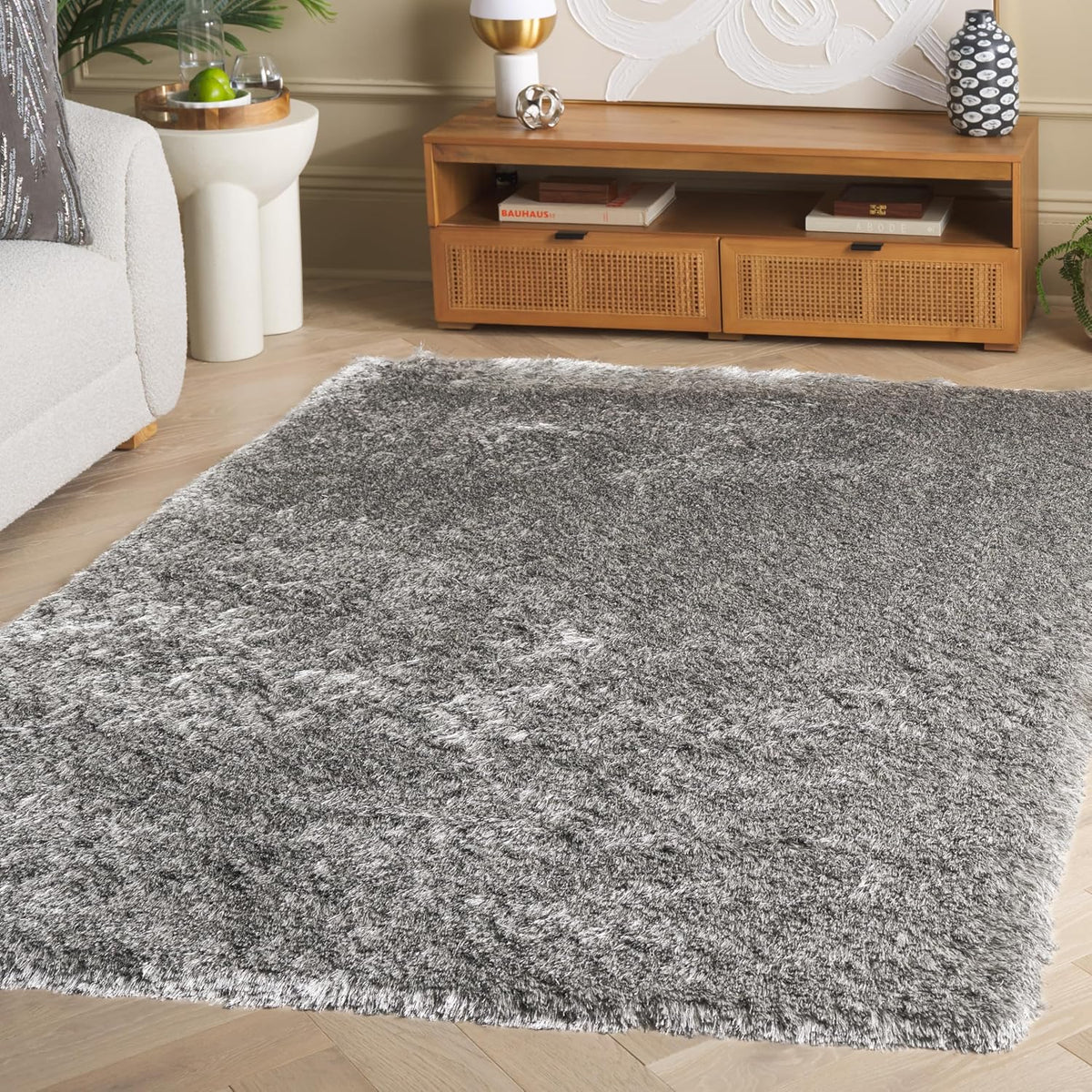 SAFAVIEH Area Rug 5x7 - Paris Shag Collection - Silver, Handmade, Soft Flowing Pile, Ideal for Living Room, Bedroom, Dining Space (SG511-7575)